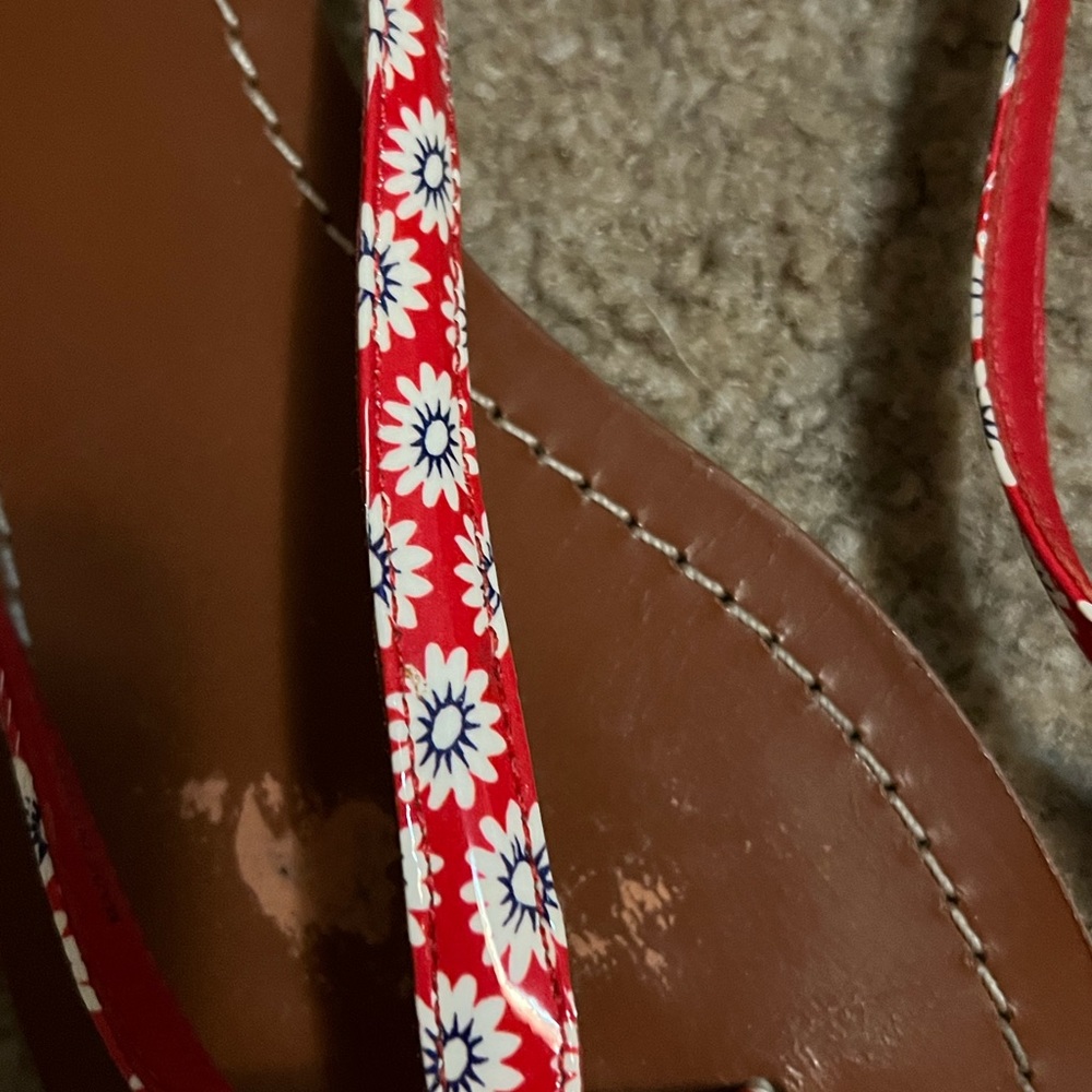 Tory Burch
Patent Leather Flip Flops Red Floral Print. 100% Leather